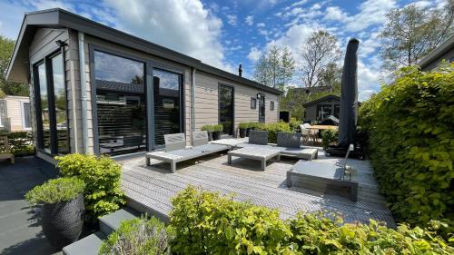 Earnewald Appartement | PUUR Eernewoude luxe chalet direct aan open vaarwater gelegen in de Alde Feanen