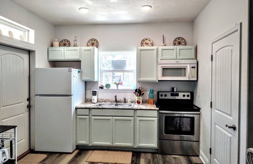 Kiska Beach Appartement | PVT POOL, 2 Br 1 Ba Apt. 1 Street Fr. bch. July special 50%off golfcart.