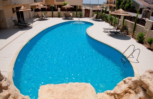 Pyla Appartement | Belle terrasse privée sur le toit surplombant la piscine, la mer et les montagnes