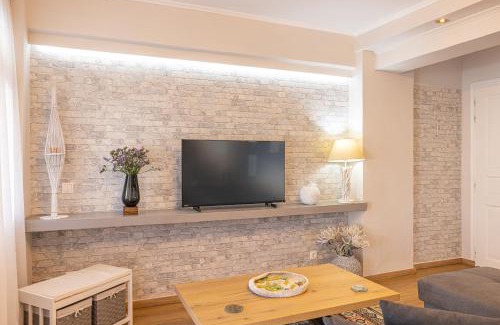 Pythagorion Appartement | Pythagorio Blue Street Apartment with Balcony