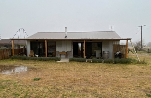 Budgee Budgee Cabine | Q1 on Crestview, Adorable 1 Bedroom Farm Stay Cabin