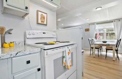 Satsuma Maison | Qt Cottage on Dunn's Creek, Fire Pit, Kayaks
