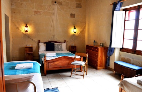 Santu Pietru Lit Et Petit-Déjeuner | Chambre Quadruple dans un B&B au coeur de Gharb