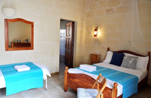 Santu Pietru Lit Et Petit-Déjeuner | Chambre Quadruple dans un B&B au coeur de Gharb