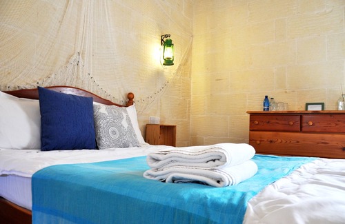 Santu Pietru Lit Et Petit-Déjeuner | Chambre Quadruple dans un B&B au coeur de Gharb