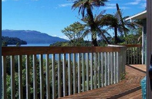 Lake Tarawera Maison | Profitez de belles vues sur le lac et de nombreuses activités de plein air à votre porte