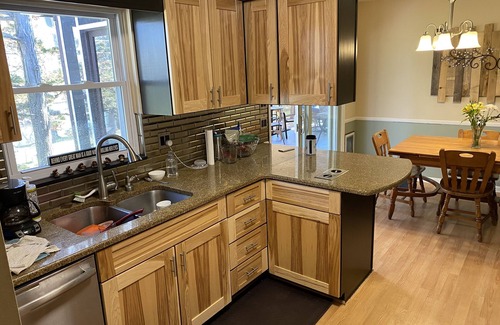 Wolverine Lake Maison | Quaint Relaxing Vacation Home with a Lake View