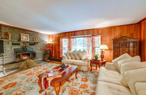 Callicoon Center Maison | Quaint Abode with Fire Pit 9 Mi to Fly Fishing!