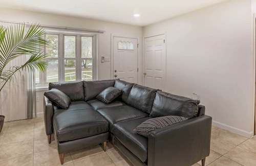 Bristol Maison | Quaint Bristol Home - Walk to Dining & Wharf!