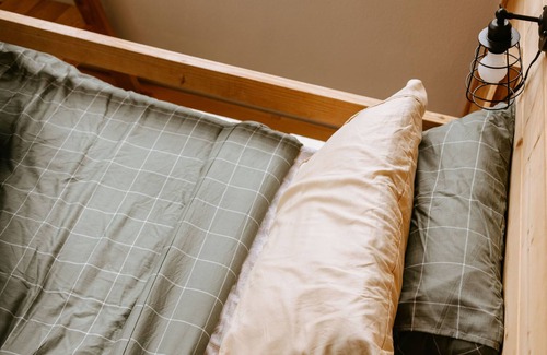 La Center Cabine | Quaint cabin farm stay with hot tub!