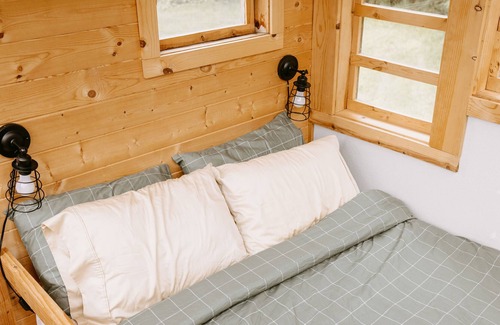 La Center Cabine | Quaint cabin farm stay with hot tub!