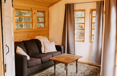 La Center Cabine | Quaint cabin farm stay with hot tub!