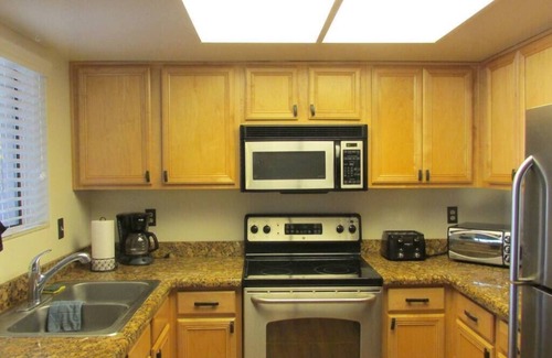 Glendale Copropriété | Quaint Condo, heated pool & spa, walking paths