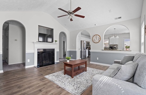 South View Maison | Quaint Cottage-3BR/2B House with Arcade and Fire Pit in Quiet Part of Hope Mills