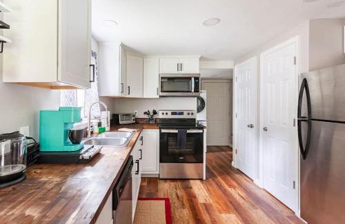 Gainesville Maison | Quaint Cottage by UF & Shands - Pet-Friendly Long Stays