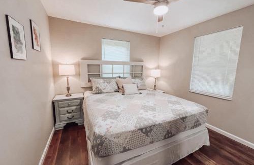Gainesville Maison | Quaint Cottage by UF & Shands - Pet-Friendly Long Stays