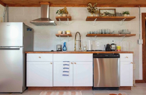 Buckner Maison | Quaint Cottage Downtown Buckner