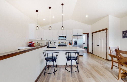 Bozeman Maison | Quaint country home with mountain view, fireplace, balcony, & washer/dryer