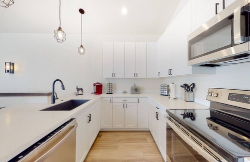 Bozeman Maison | Quaint country home with mountain view, fireplace, balcony, & washer/dryer