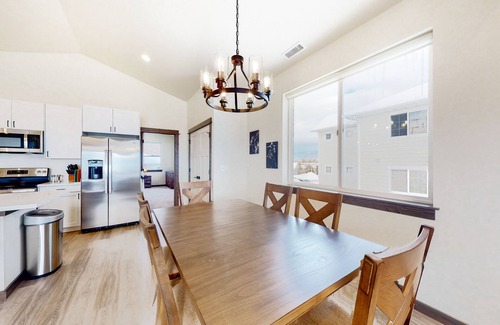 Bozeman Maison | Quaint country home with mountain view, fireplace, balcony, & washer/dryer