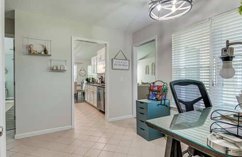 Wilmington Maison | Quaint, Cozy, Very Clean & Close to the BEACH 3 bedroom home w/ sunroom & office