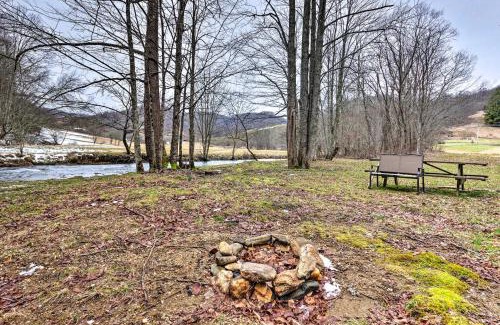 Creston Maison | Quaint Creston Hideaway with Mtn Views and Hot Tub!