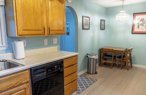 Summerlee Maison | Quaint home in Oak Hill, Conveniently Located.