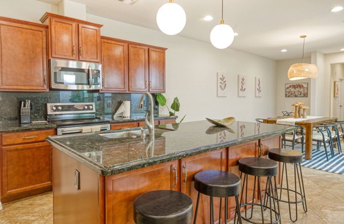 Provence Maison | Quaint home walking distance to Superbowl with patio, AC, W/D & pool access