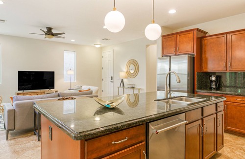 Provence Maison | Quaint home walking distance to Superbowl with patio, AC, W/D & pool access