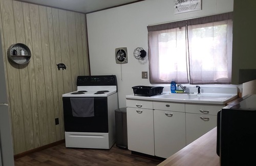 Basin Maison | Quaint house on the edge of small town