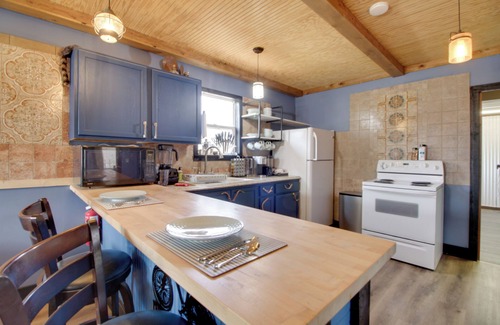 Riverton Cottage | Quaint Ironton Getaway w/ Fire Pit, Gas Grill!