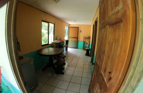 Tres Rios Cabine | Petite cabine pittoresque située à proximité de tous les services, nichée dans un environnement de jungle