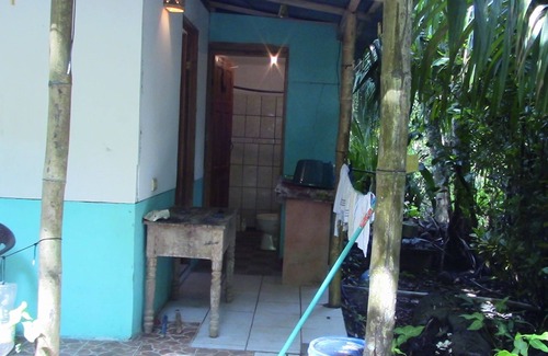 Tres Rios Cabine | Petite cabine pittoresque située à proximité de tous les services, nichée dans un environnement de jungle