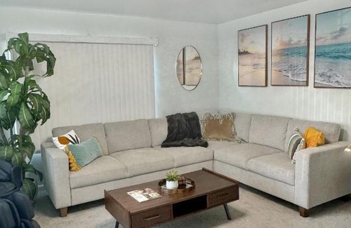 Ventura Maison | Quaint Mid-Century Cottage by the Coast