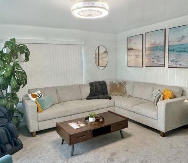 Ventura Maison | Quaint Mid-Century Cottage by the Coast