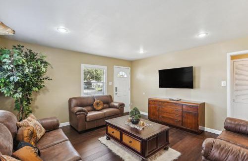 Midland Maison | Quaint Midland Home about 1 Mi to Downtown!