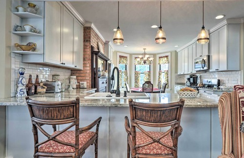 Bellevue Maison | NEW! Quaint Pittsburgh Pad w/ Deck: 5 Mi to Dtwn!
