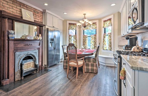 Bellevue Maison | NEW! Quaint Pittsburgh Pad w/ Deck: 5 Mi to Dtwn!