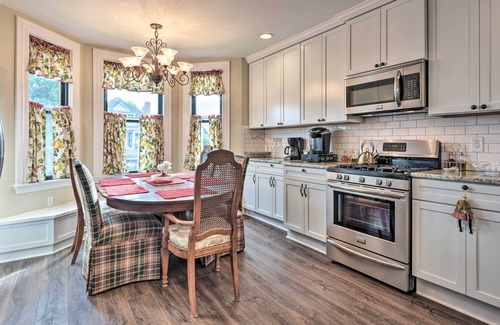 Bellevue Maison | NEW! Quaint Pittsburgh Pad w/ Deck: 5 Mi to Dtwn!