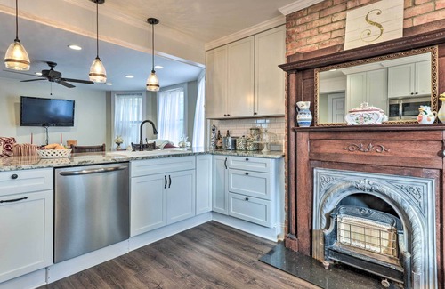 Bellevue Maison | NEW! Quaint Pittsburgh Pad w/ Deck: 5 Mi to Dtwn!