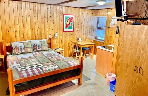 Blairmore Cabine | Quaint Riverside Cabin # 1