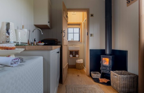 Bledington Cottage | Quaint shepherd's hut with beautiful views of the Cotswold countryside - The Sheiling