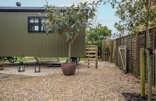Bledington Cottage | Quaint shepherd's hut with beautiful views of the Cotswold countryside - The Sheiling