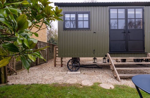 Bledington Cottage | Quaint shepherd's hut with beautiful views of the Cotswold countryside - The Sheiling