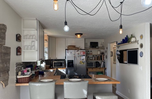 Silverton Autre | Quaint Single Level Ranch with Hottub in Oregon's Garden City - Silverton