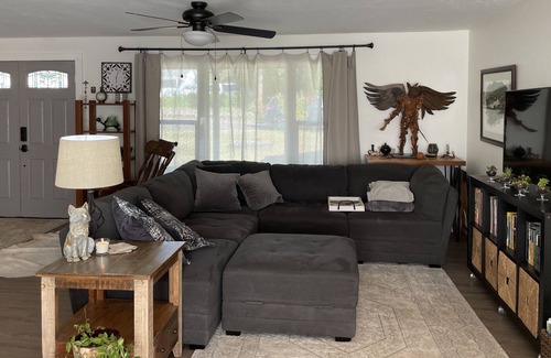 Silverton Autre | Quaint Single Level Ranch with Hottub in Oregon's Garden City - Silverton