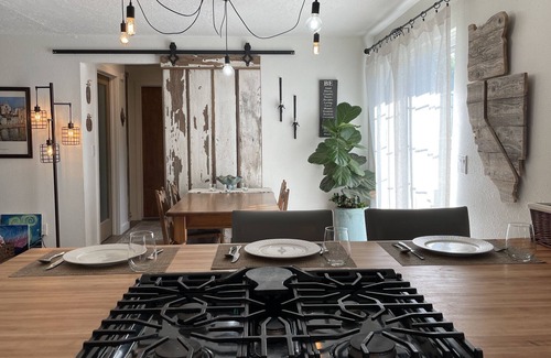 Silverton Autre | Quaint Single Level Ranch with Hottub in Oregon's Garden City - Silverton