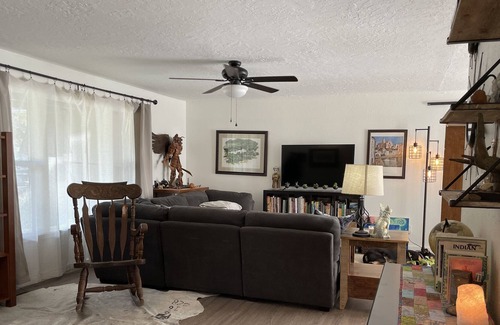 Silverton Autre | Quaint Single Level Ranch with Hottub in Oregon's Garden City - Silverton