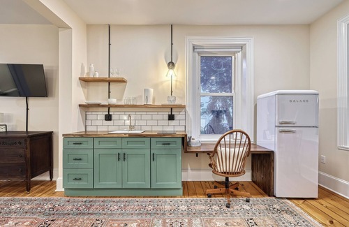 Halifax Appartement | Quaint Studio Apartment in Historic Farmhouse - Nearby river access and hiking!