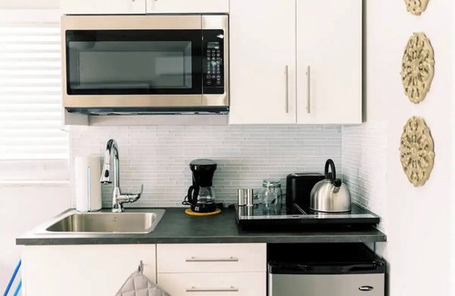 Lauderdale Harbours Appartement | Quaint Studio w/ Kitchenette, Pool, & Parking